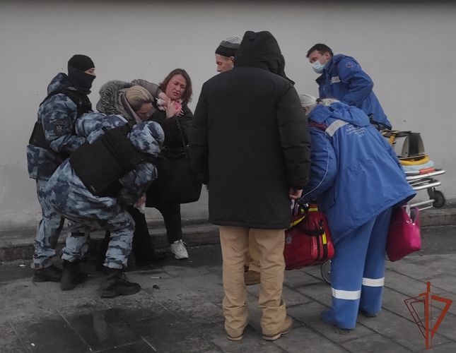 В МОСКВЕ РОСГВАРДЕЙЦЫ ОКАЗАЛИ ПОМОЩЬ ПОЛУЧИВШЕЙ ТРАВМУ ЖЕНЩИНЕ