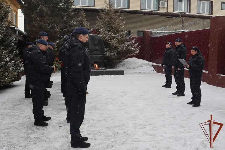 Офицеры красноярского СОБР «Зенит» Росгвардии почтили память боевого товарища