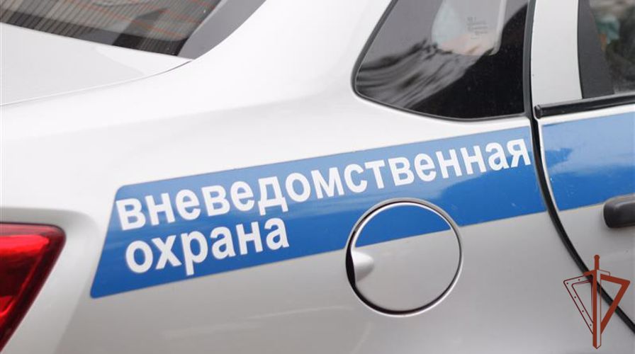 Росгвардейцы оказали первую помощь выпавшему из окна вологжанину