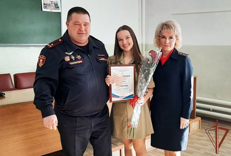 Победительницу Фестиваля детской патриотической песни Росгвардии  наградили в Свердловской области (видео)