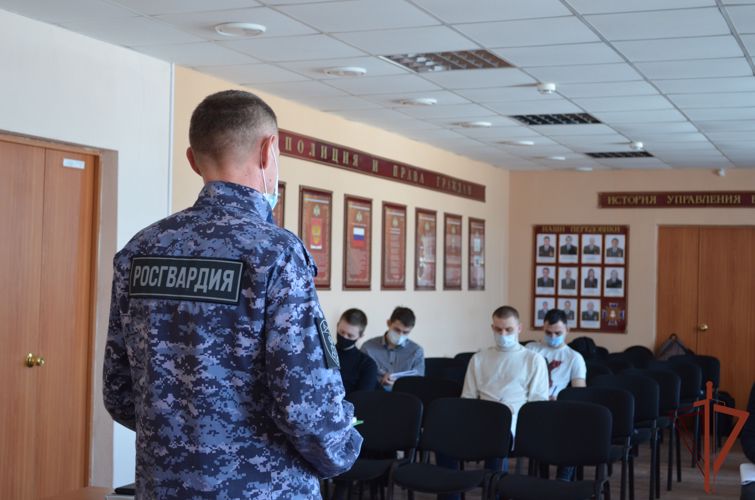 Росгвардейцы Приволжья рассказали подрастающему поколению о службе в ведомстве 