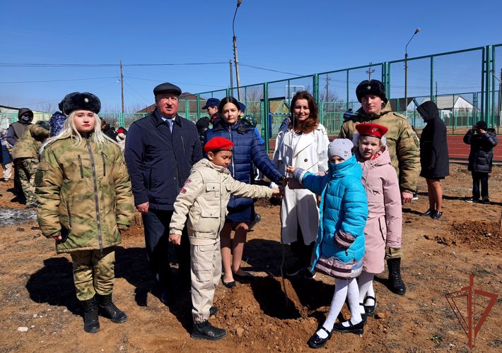 В честь российских воинов росгвардейцы провели акцию древонасаждения в Астрахани