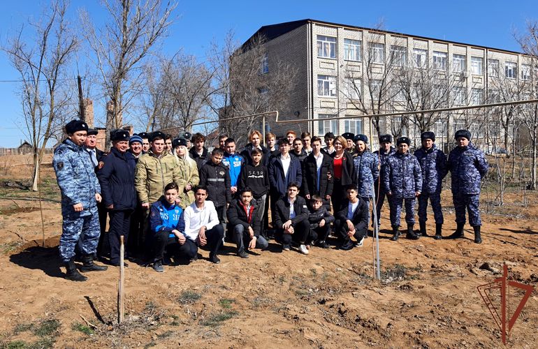 В честь российских воинов росгвардейцы провели акцию древонасаждения в Астрахани