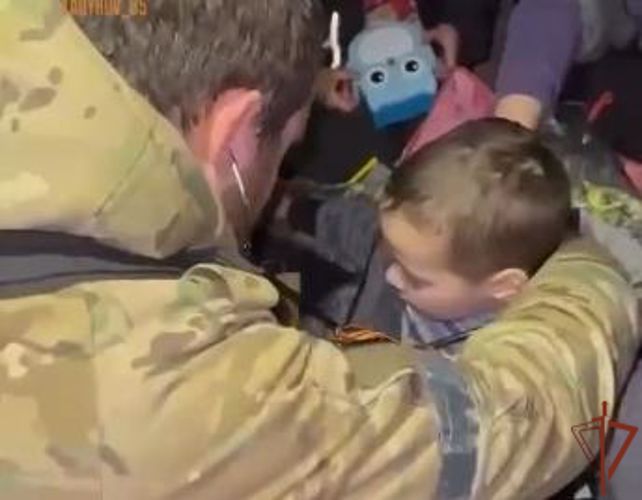Медицинские специалисты Росгвардии оказывают помощь жителям на Донбассе 