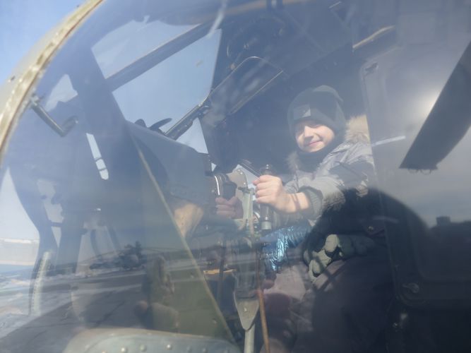 Авиаторы Росгвардии познакомили иркутских школьников с особенностями летной подготовки