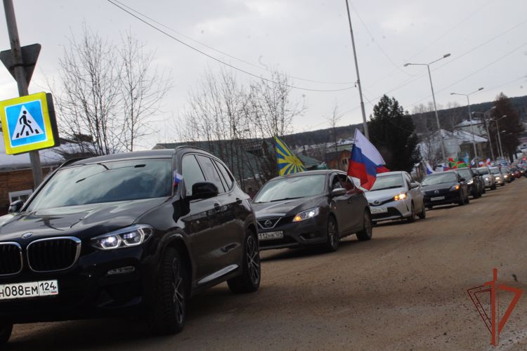 Военнослужащие Росгвардии приняли участие в автопробеге в поддержку акции «Своих не бросаем» в Зеленогорске