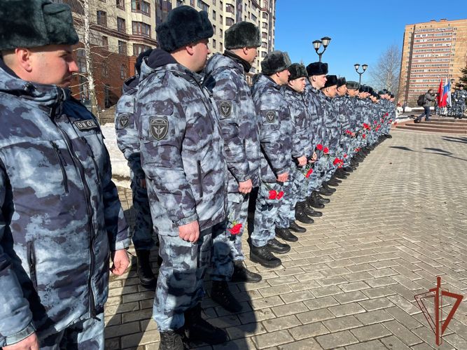 Сотрудники Росгвардии в Подмосковье почтили память погибших в 2000 году боевых товарищей 