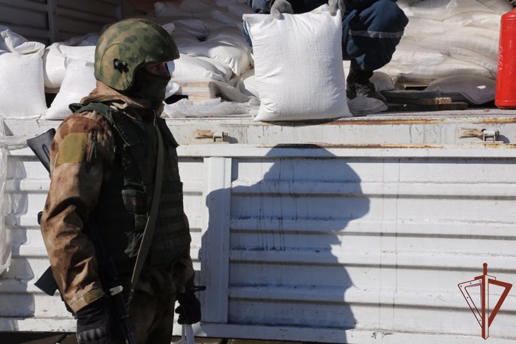 Росгвардия доставила более 80 тонн гуманитарной помощи жителям Харьковской области (видео)
