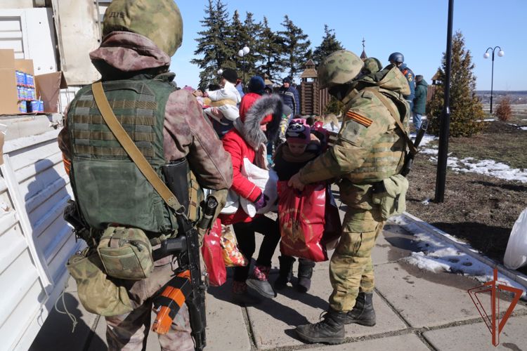 Росгвардия доставила более 80 тонн гуманитарной помощи жителям Харьковской области (видео)