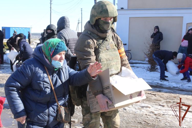 Росгвардия доставила более 80 тонн гуманитарной помощи жителям Харьковской области (видео)