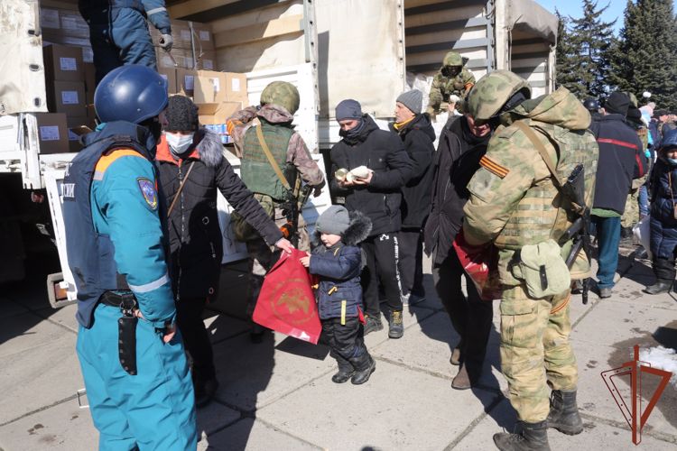 Росгвардия доставила более 80 тонн гуманитарной помощи жителям Харьковской области (видео)