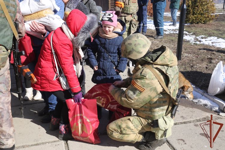 Росгвардия доставила более 80 тонн гуманитарной помощи жителям Харьковской области (видео)