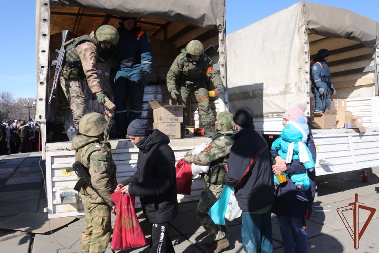 Росгвардия доставила более 80 тонн гуманитарной помощи жителям Харьковской области (видео)