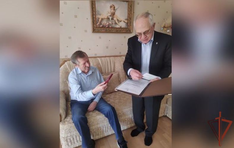 Советник директора Росгвардии — председатель совета ветеранов Общероссийской общественной организации ветеранов войск правопорядка вручил награду генерал-полковнику Борису Максину