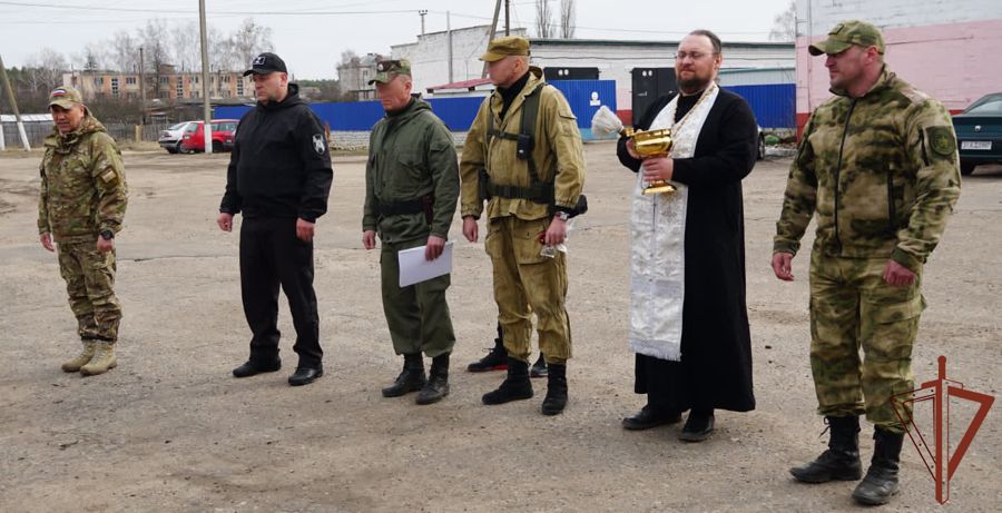 Участвующим в специальной военной операции росгвардейцам доставили подарки с Брянщины