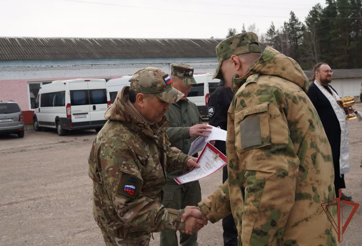 Участвующим в специальной военной операции росгвардейцам доставили подарки с Брянщины