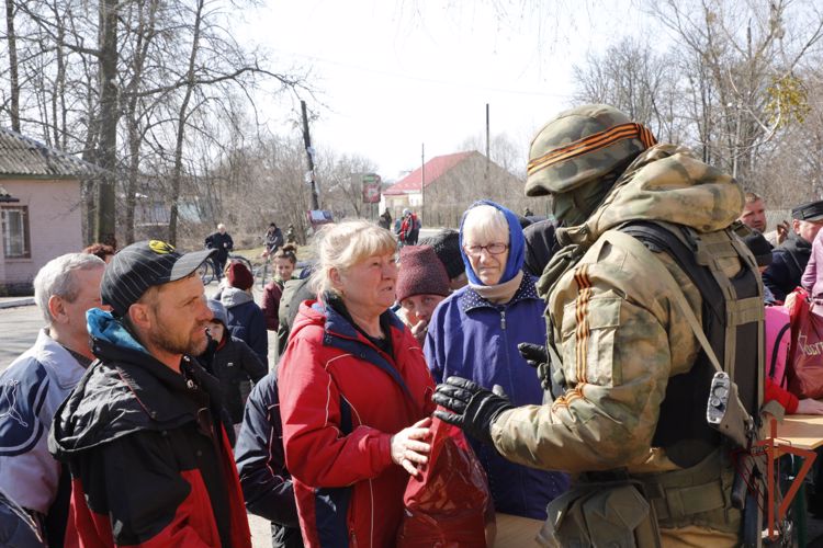  Росгвардейцы доставили гуманитарную помощь жителям Киевской области