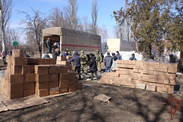 Росгвардия обеспечила безопасность конвоя с гумпомощью для жителей Харьковской области (видео)
