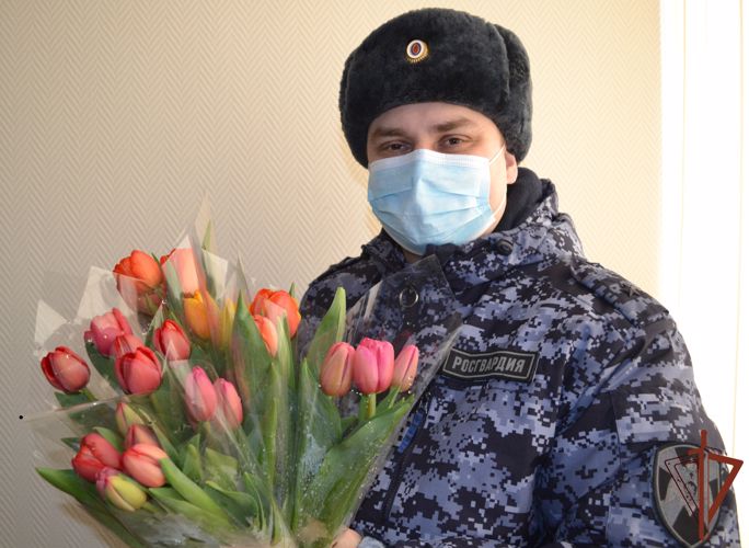 В канун Международного женского дня росгвардейцы навестили в Кургане матерей погибших в 1995 году  своих боевых товарищей