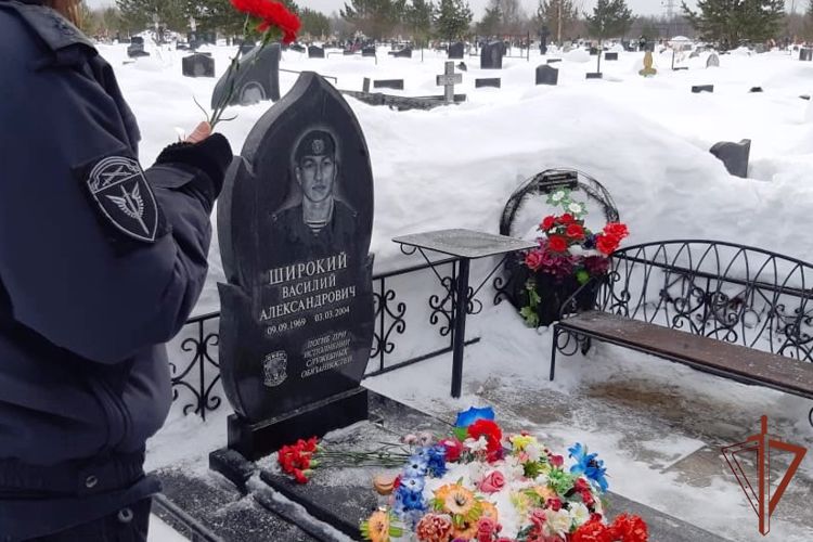 В Архангельске сотрудники и ветераны ОМОН Росгвардии почтили память Василия Широкого