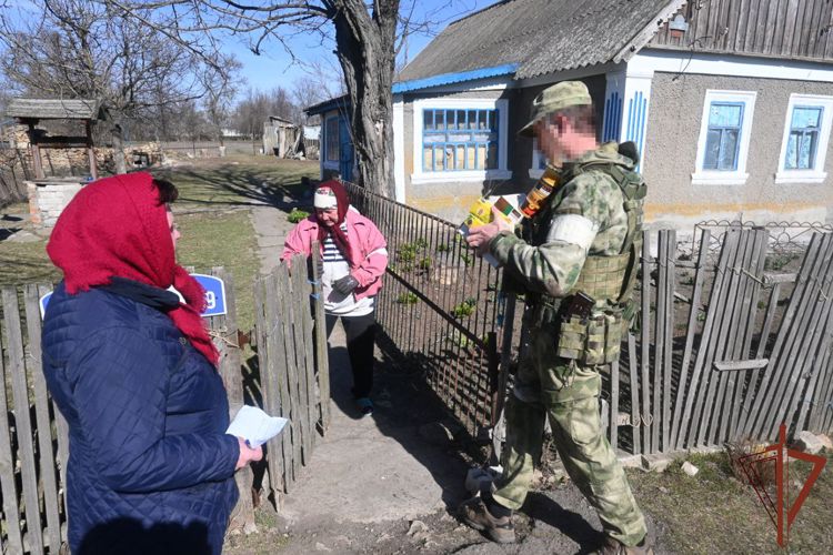 Росгвардия доставила 10 тонн гумпомощи жителям Донбасса и Украины