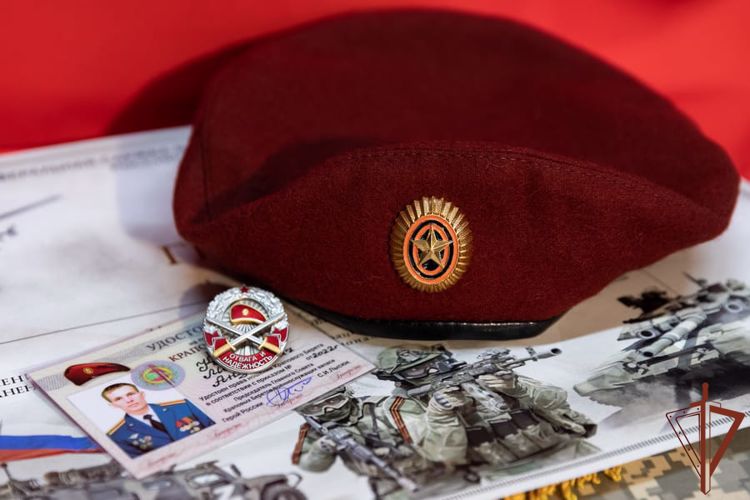 Семье погибшего Героя России лейтенанта Максима Концова будет вручен краповый берет  