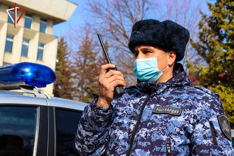 Сотрудники Росгвардии в Йошкар-Оле по горячим следам задержали подозреваемых в разбое (видео)