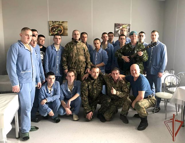 Ветеран СОБР Росгвардии организовал выездной концерт в поддержку проходящих реабилитацию в госпитале Ростова-на-Дону воинов