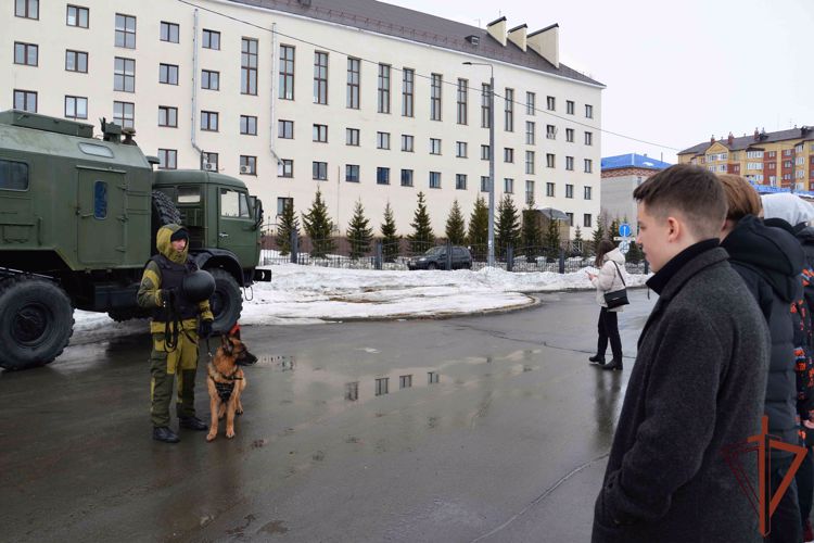 Росгвардия проводит патриотические мероприятия и акции для школьников и студентов Ямала