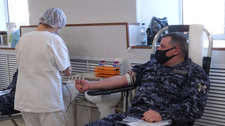 В Национальный день донора росгвардейцы со всей страны приняли участие в акциях по сдаче крови