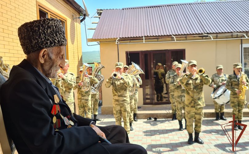 Военнослужащие Росгвардии навестили ветерана Великой Отечественной войны в Чеченской Республике