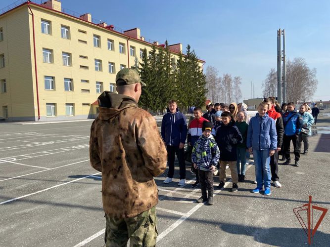 Воспитанники детских домов побывали в гостях у бойцов новосибирского отряда спецназа Росгвардии