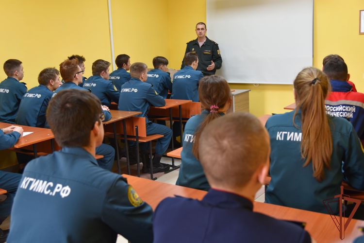 Офицер пожарной охраны Росгвардии провел занятия с будущими спасателями в Удмуртии
