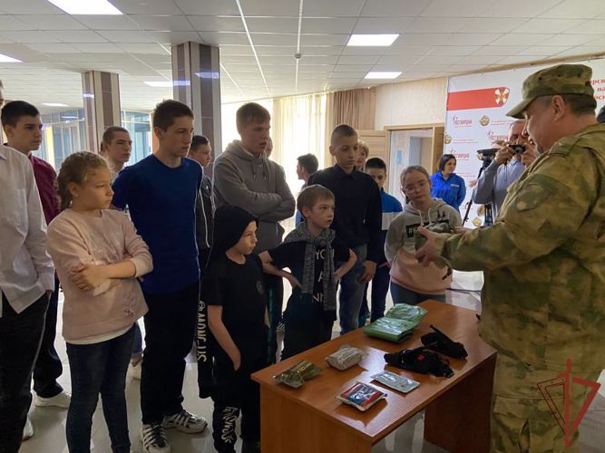Воспитанники детских домов побывали в гостях у бойцов новосибирского отряда спецназа Росгвардии