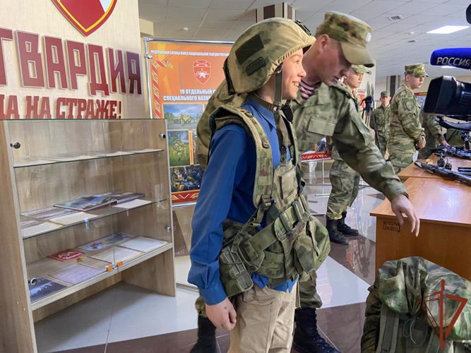 Воспитанники детских домов побывали в гостях у бойцов новосибирского отряда спецназа Росгвардии