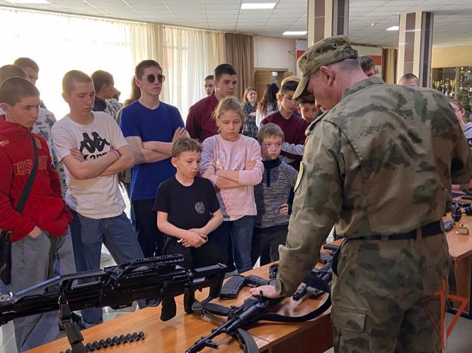Воспитанники детских домов побывали в гостях у бойцов новосибирского отряда спецназа Росгвардии