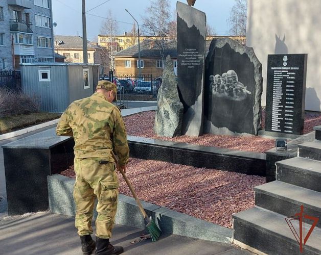  Сотрудники и военнослужащие Росгвардии в Карелии провели субботники в преддверии Дня Победы
