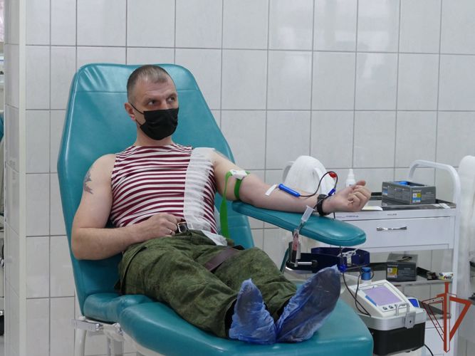 Представители Росгвардии пополнили банк крови в Томске (видео)