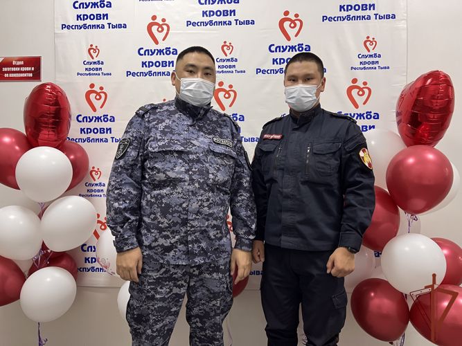 В Сибири росгвардейцы отметили Национальный день донора коллективной сдачей крови 
