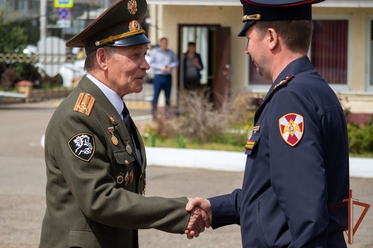 В Краснодаре замначальника регионального управления Росгвардии поздравил ветеранов 