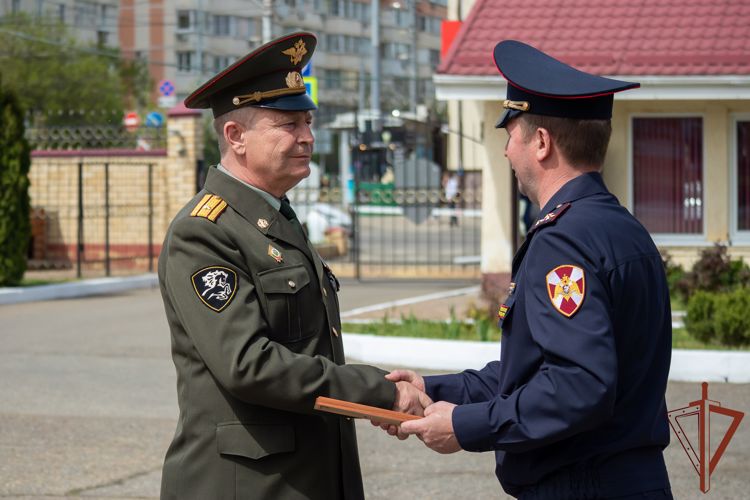 В Краснодаре замначальника регионального управления Росгвардии поздравил ветеранов 