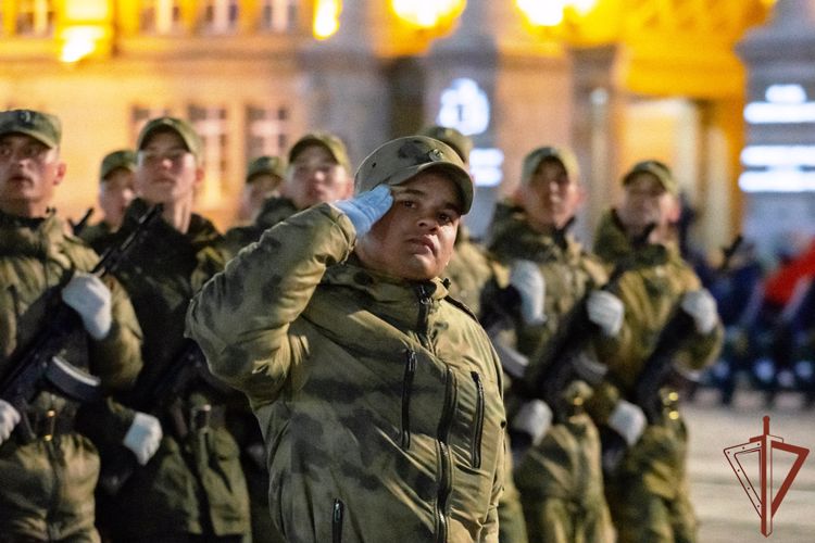 Росгвардейцы приняли участие в первой ночной репетиции парада Победы в Екатеринбурге