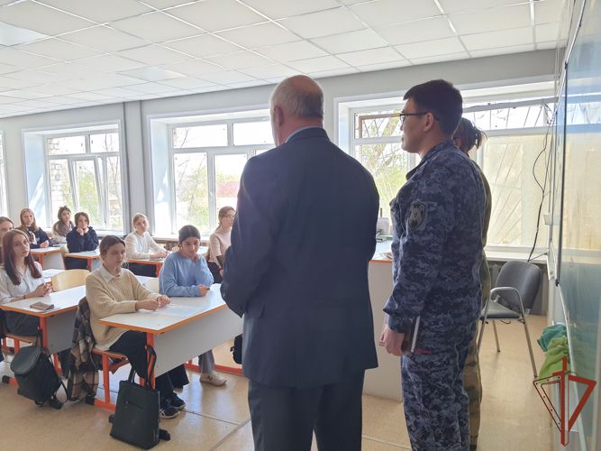 Росгвардейцы вместе с астраханскими школьниками проводят акцию в поддержку участников спецоперации