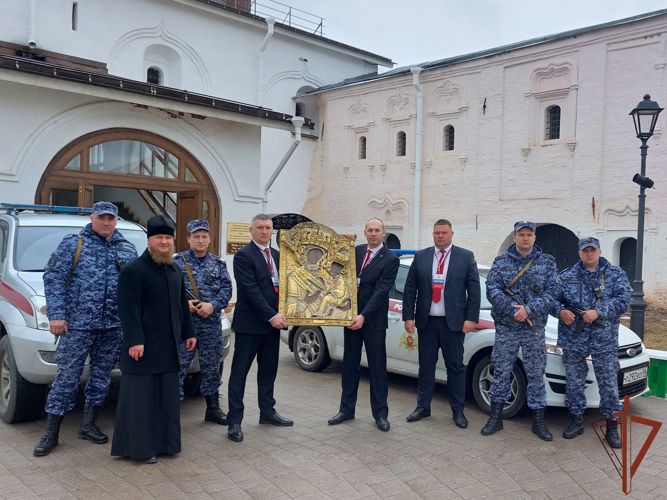 Росгвардия обеспечила безопасность перевозки православной святыни в пункт размещения беженцев в Ленобласти
