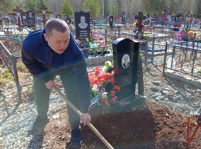 Военнослужащие лесновского полка Росгвардии провели субботник на местах захоронения участников Великой Отечественной войны (видео)