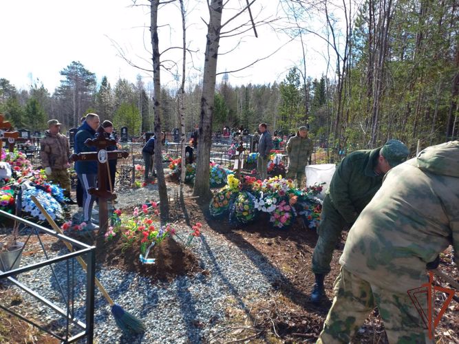 Военнослужащие лесновского полка Росгвардии провели субботник на местах захоронения участников Великой Отечественной войны (видео)