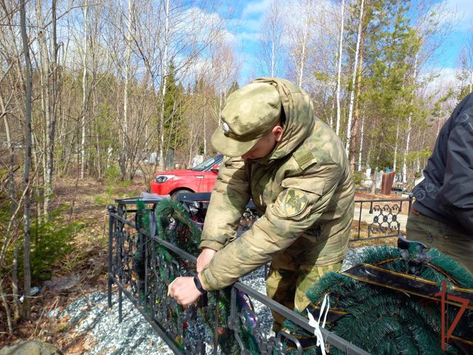 Военнослужащие лесновского полка Росгвардии провели субботник на местах захоронения участников Великой Отечественной войны (видео)