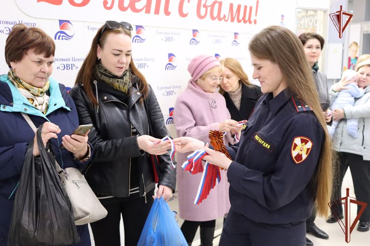Творческие коллективы Росгвардии выступили перед хабаровчанами с концертом в поддержку российских войск