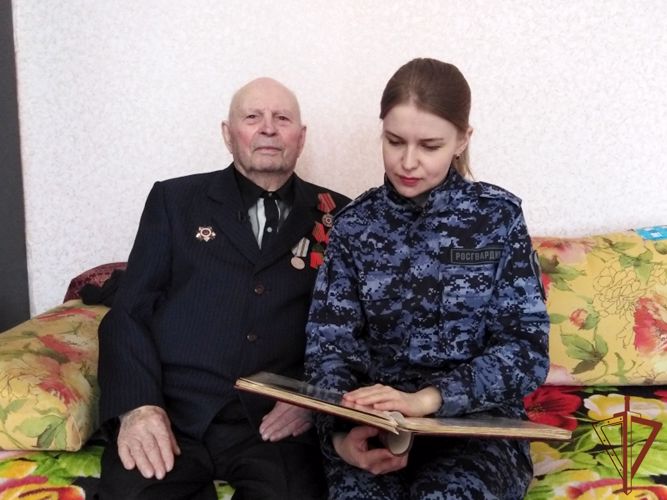 Представители Росгвардии и журналисты встретились с ветераном НКВД в Кургане
