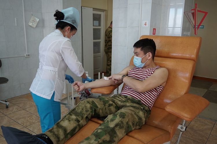 Росгвардейцы в Бурятии сдали донорскую кровь